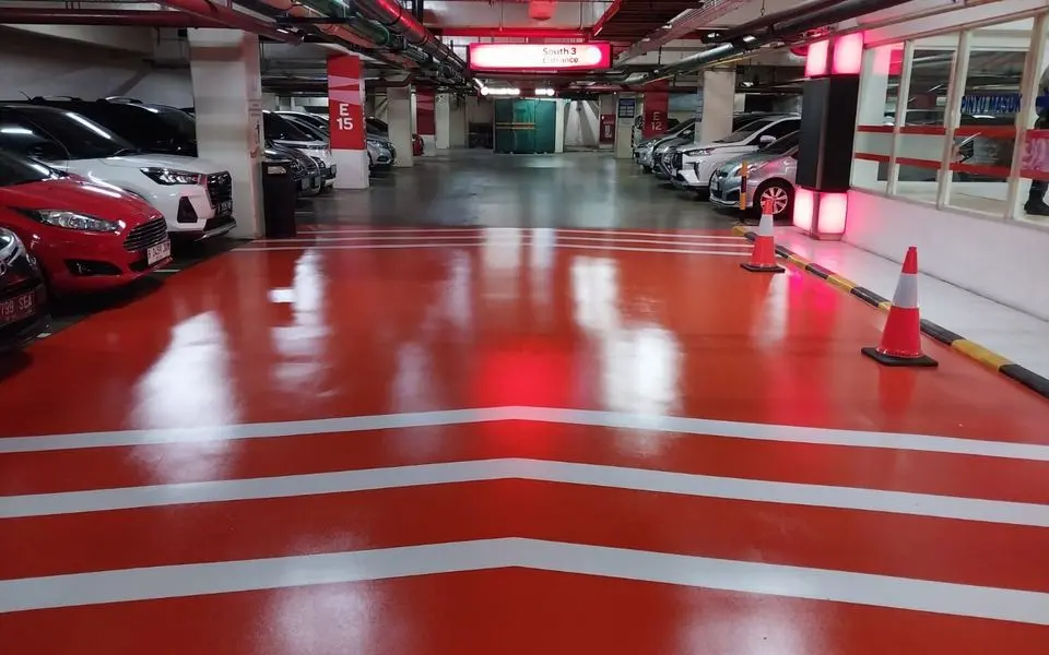 Zona parkir merah bermarka putih di basement Supermal Karawaci