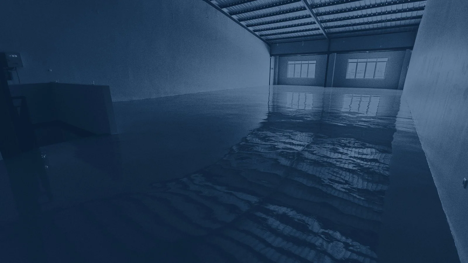 Lantai gudang berlapis epoxy, diberi tone biru gelap