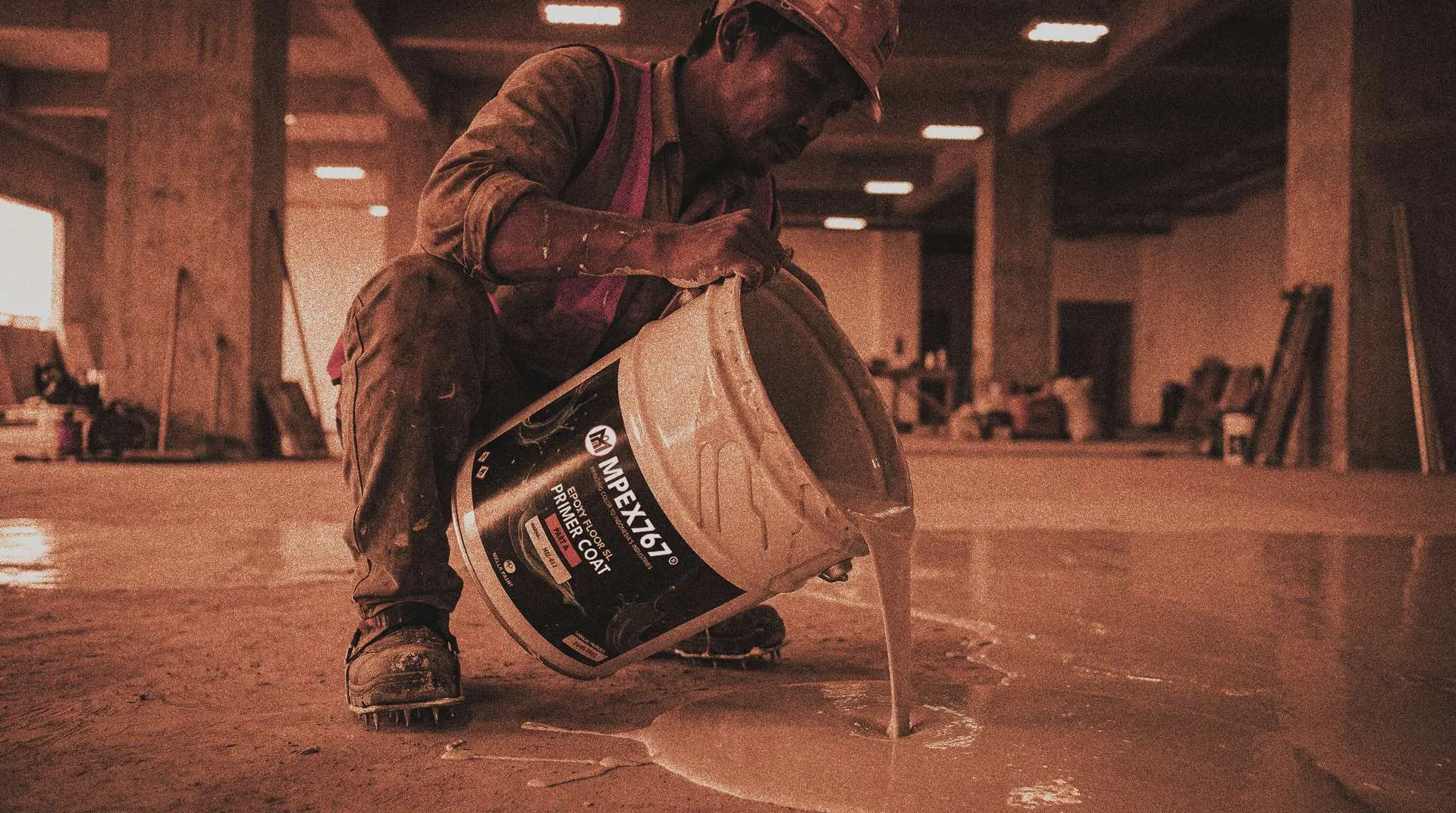 Kaleng MPEX767 Primer Coat dituang di atas lantai beton di gudang