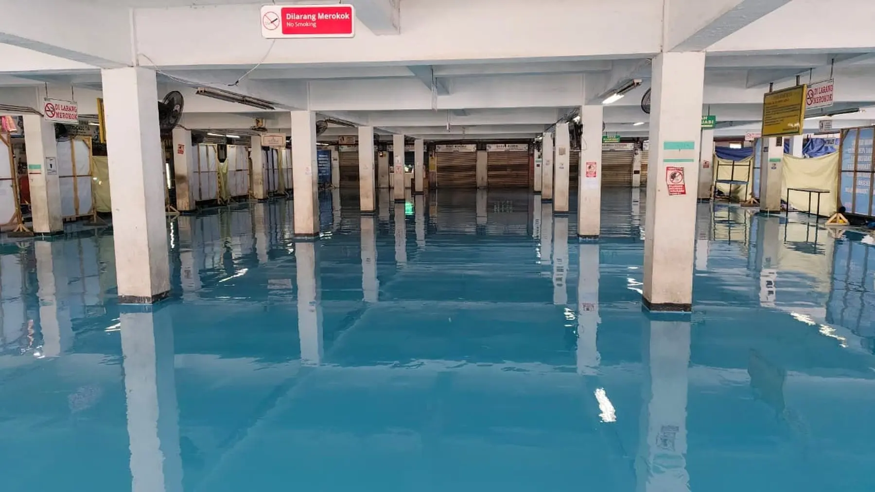 Area lantai pelabuhan yang luas setelah dilapis epoxy self-levelling biru