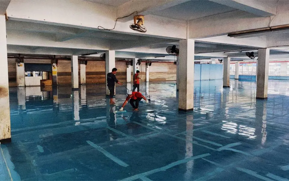 Tim aplikator Mella Paint mengerjakan lantai epoxy biru di area Pelindo, Tanjung Priok