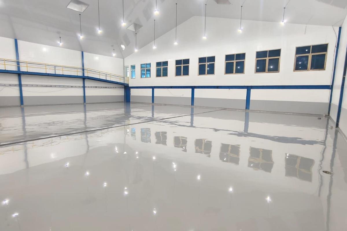 Ruang produksi Cipta Rasa Sempurna dengan lantai epoxy putih memantulkan deretan jendela