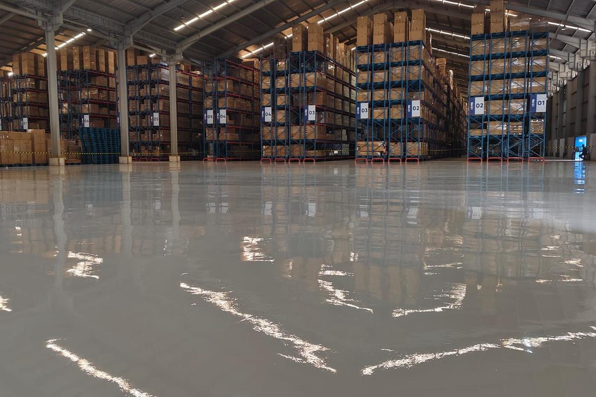 Lantai epoxy hasil pengerjaan Mella Paint di Genesis Cikarang
