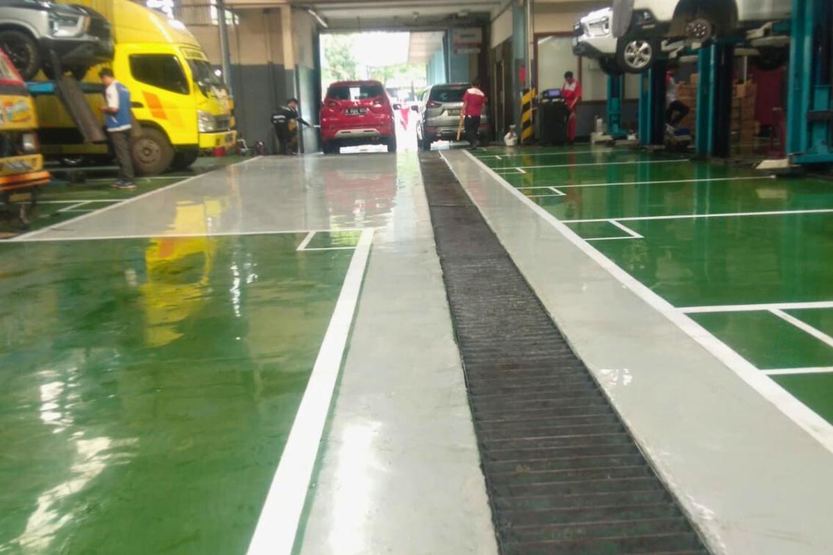 Bengkel Mitsubishi Lautan Berlian dengan lantai epoxy hijau dan marka jalur putih