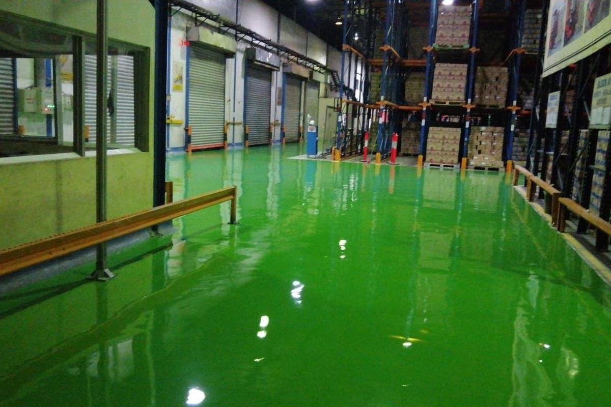 Lantai epoxy hasil pengerjaan Mella Paint di PT Mayora Indah