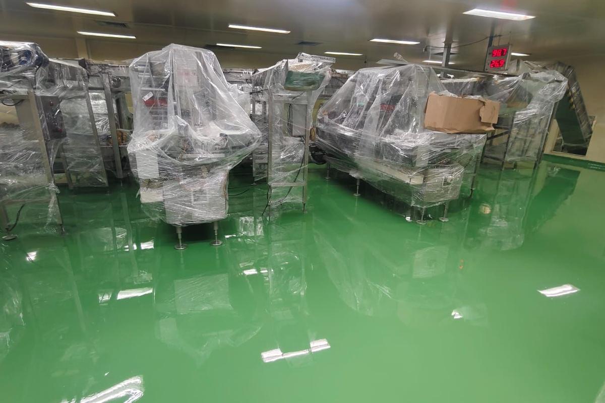 Lantai epoxy hasil pengerjaan Mella Paint di PT Mayora Indah