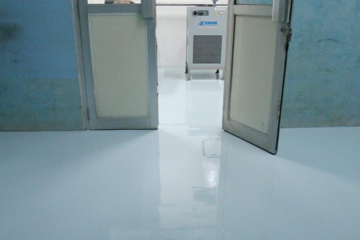 Lantai epoxy hasil pengerjaan Mella Paint di Oryza Pharma Indonesia