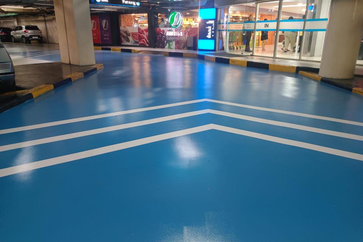 Lantai epoxy hasil pengerjaan Mella Paint di PT Supermal Karawaci