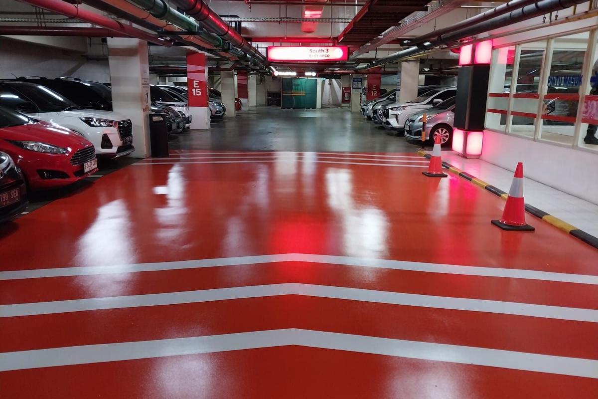 Zona parkir merah di Supermal Karawaci dengan marka jalur putih dan mobil terparkir