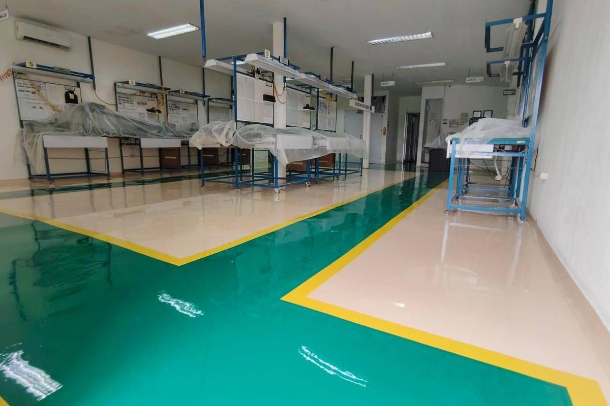 Lantai epoxy hasil pengerjaan Mella Paint di Vega Mandiri