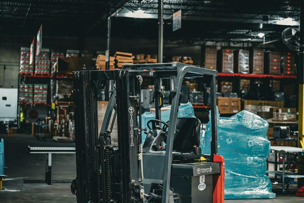 Forklift terparkir di dalam gudang