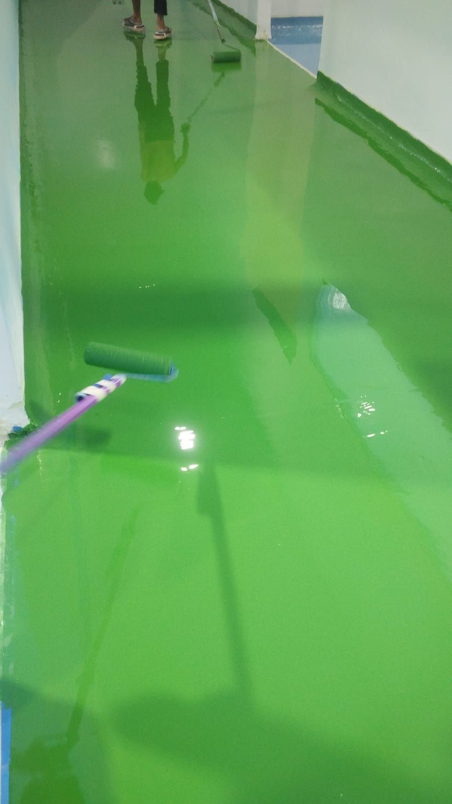 Ruang produksi Agarindo dengan lantai epoxy biru muda dan saluran air di tengah ruang (2/4)