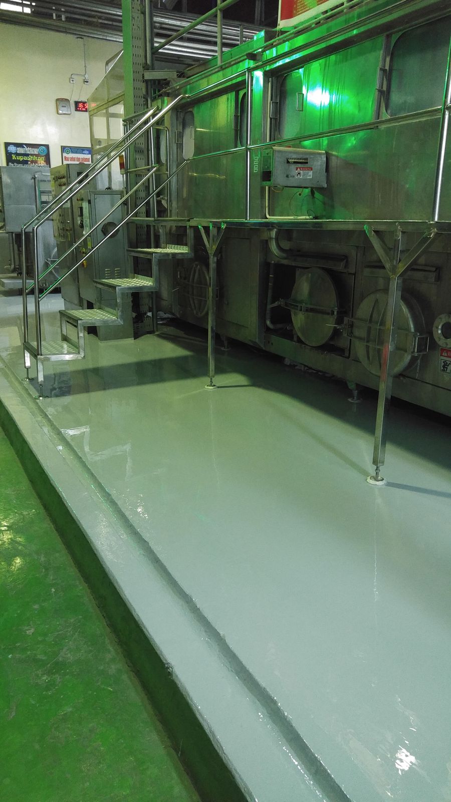 Area produksi Aqua Citeureup dengan lantai epoxy hijau dan marka jalur kuning (2/6)