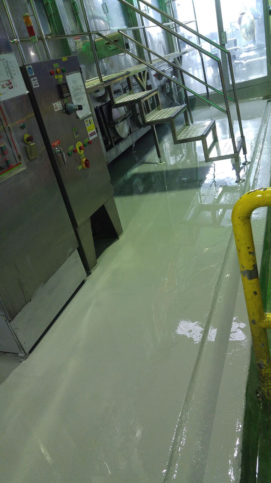 Area produksi Aqua Citeureup dengan lantai epoxy hijau dan marka jalur kuning (3/6)