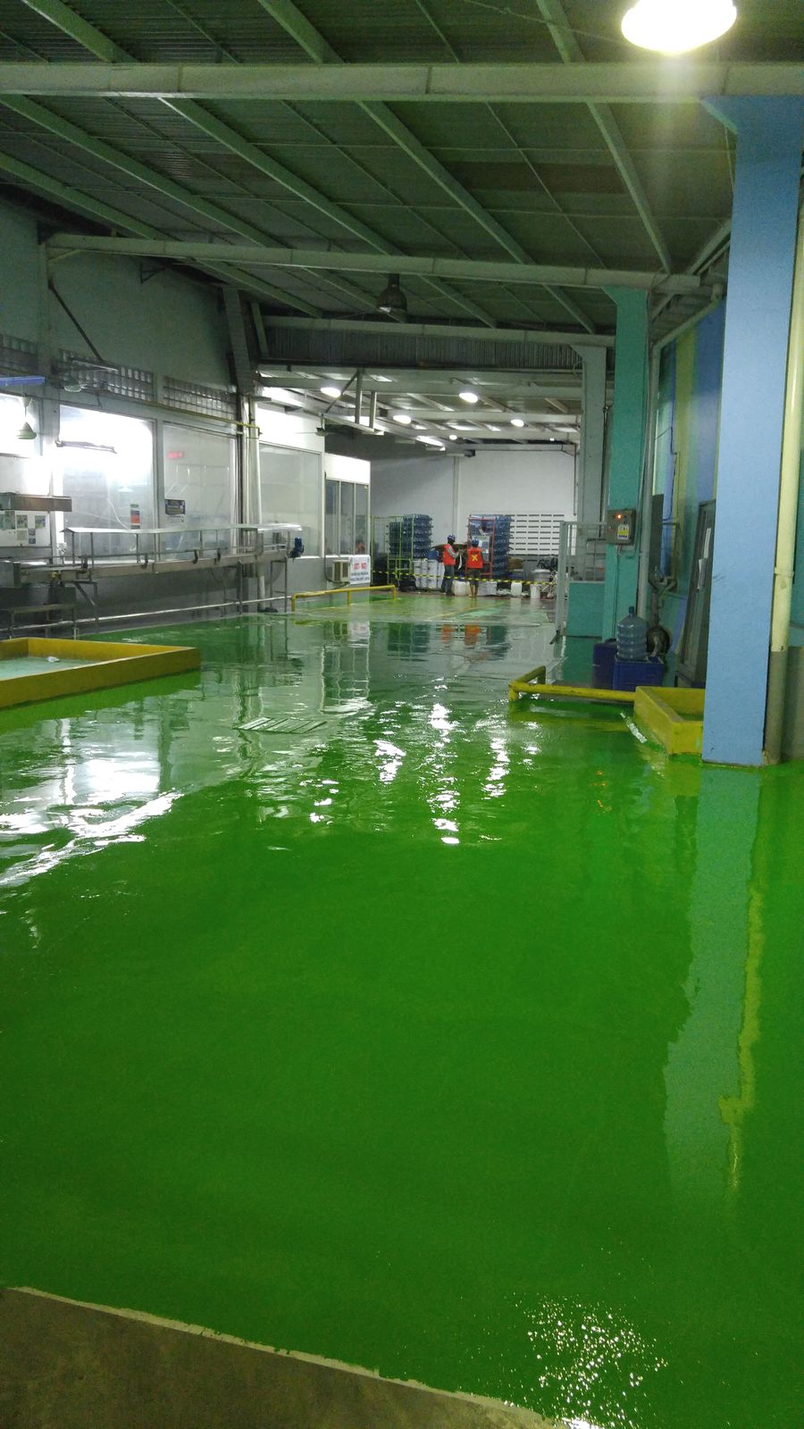 Area produksi Aqua Citeureup dengan lantai epoxy hijau dan marka jalur kuning (4/6)