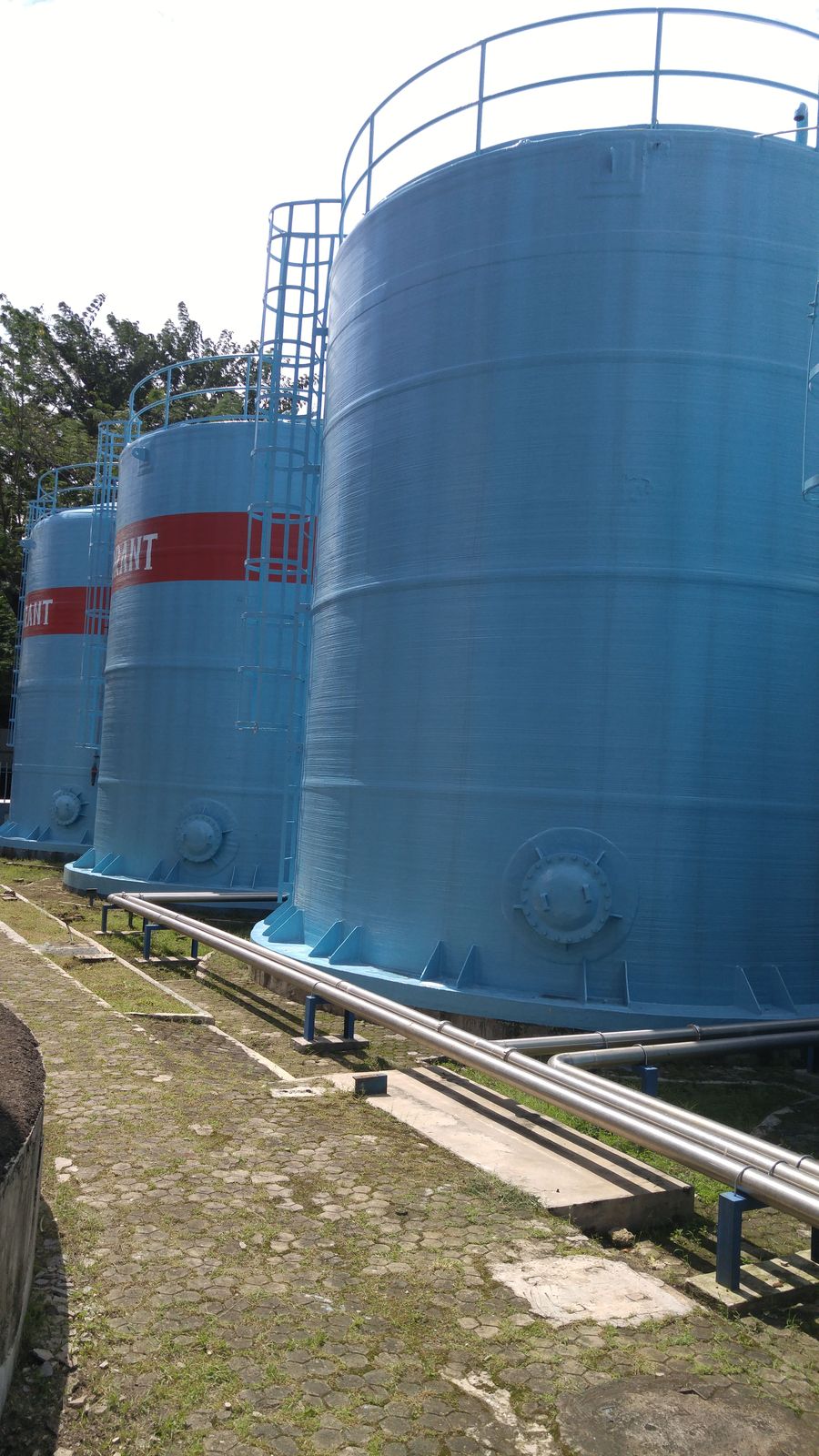 Area produksi Aqua Citeureup dengan lantai epoxy hijau dan marka jalur kuning (5/6)