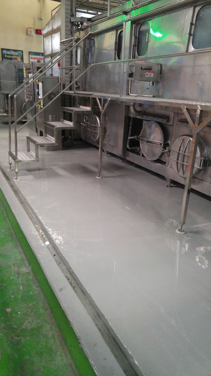 Area produksi Aqua Citeureup dengan lantai epoxy hijau dan marka jalur kuning (6/6)