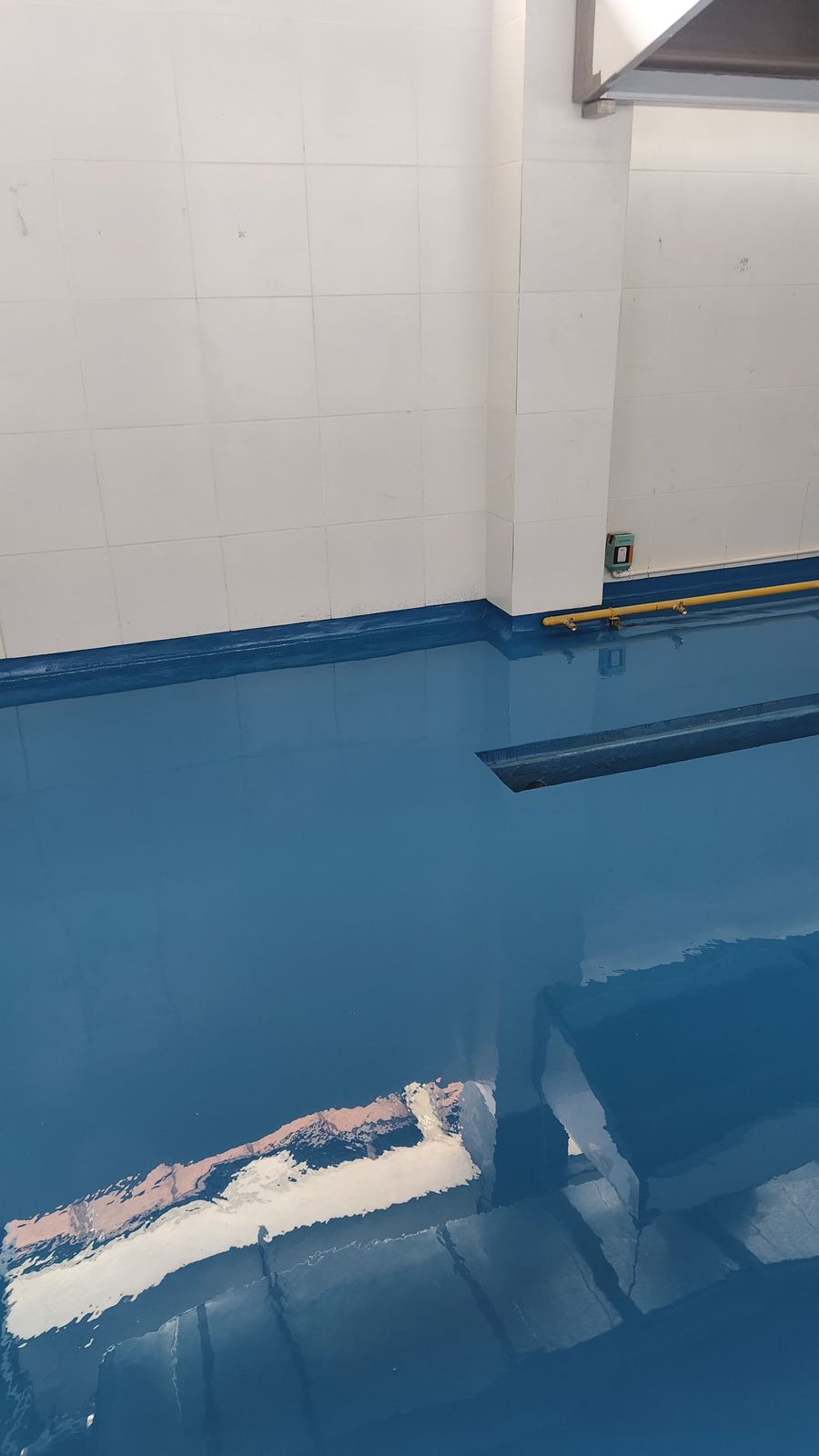 Koridor produksi PT Cimory dengan lantai epoxy biru dan dinding putih (3/4)