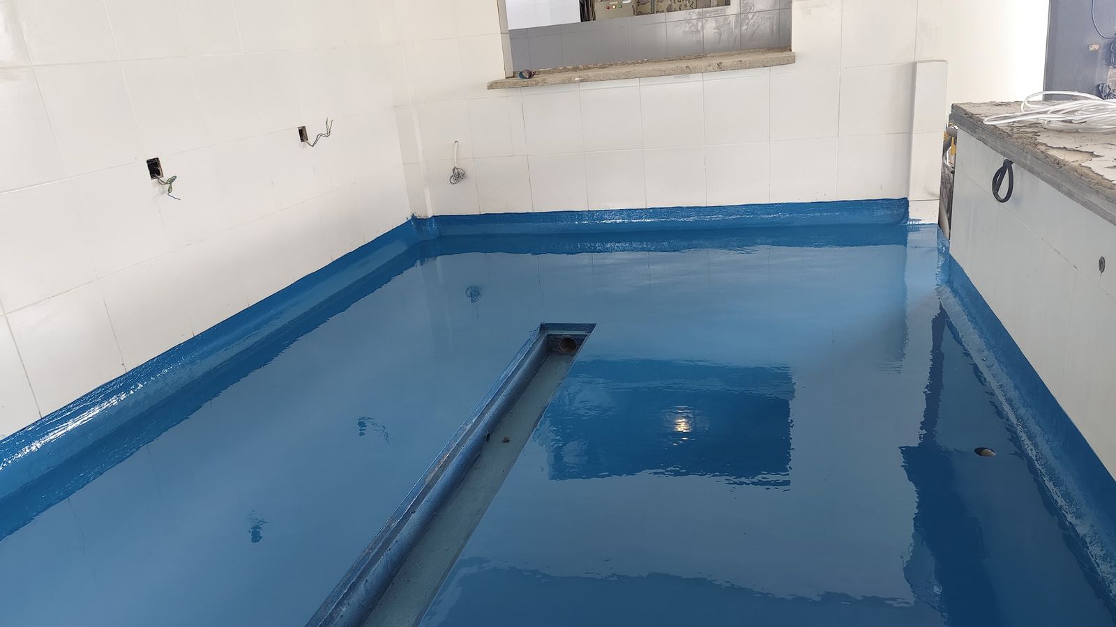 Koridor produksi PT Cimory dengan lantai epoxy biru dan dinding putih (4/4)