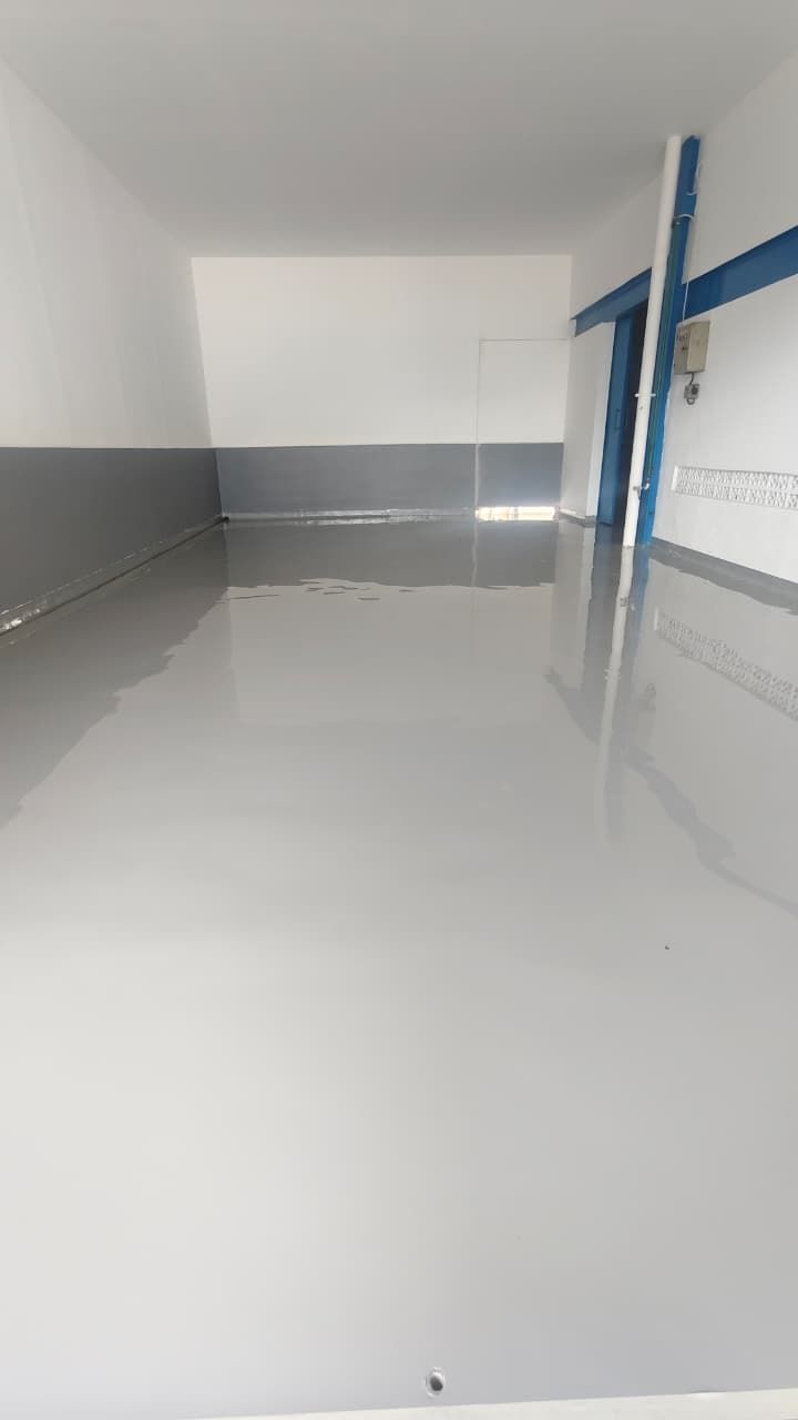 Ruang produksi Cipta Rasa Sempurna dengan lantai epoxy putih memantulkan deretan jendela (2/7)