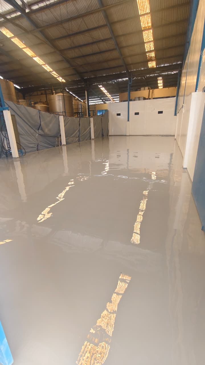 Ruang produksi Cipta Rasa Sempurna dengan lantai epoxy putih memantulkan deretan jendela (3/7)