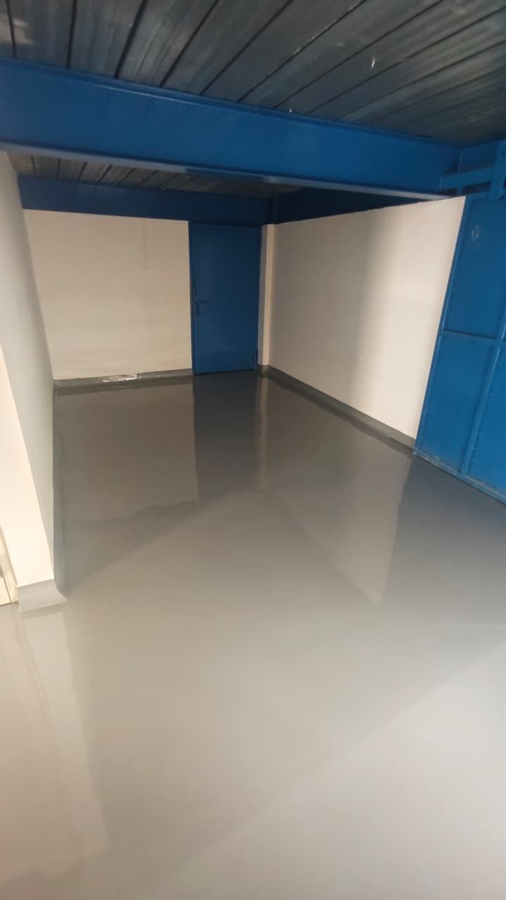 Ruang produksi Cipta Rasa Sempurna dengan lantai epoxy putih memantulkan deretan jendela (4/7)