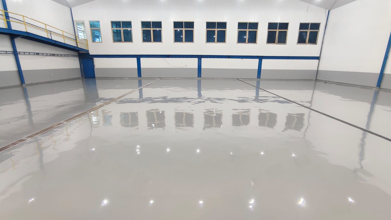 Ruang produksi Cipta Rasa Sempurna dengan lantai epoxy putih memantulkan deretan jendela (6/7)