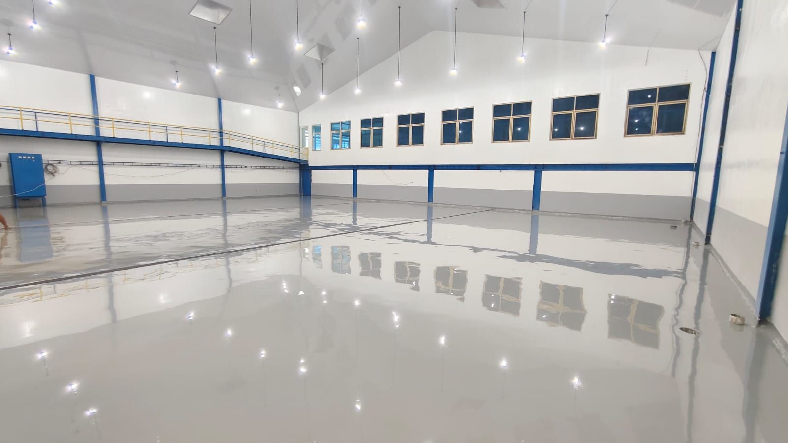 Ruang produksi Cipta Rasa Sempurna dengan lantai epoxy putih memantulkan deretan jendela