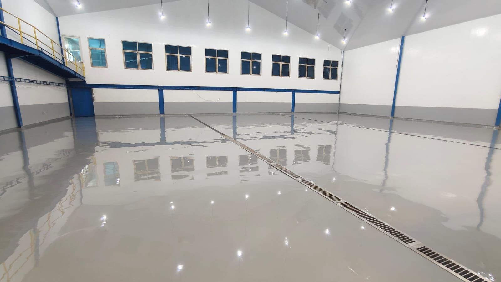 Ruang produksi Cipta Rasa Sempurna dengan lantai epoxy putih memantulkan deretan jendela (7/7)