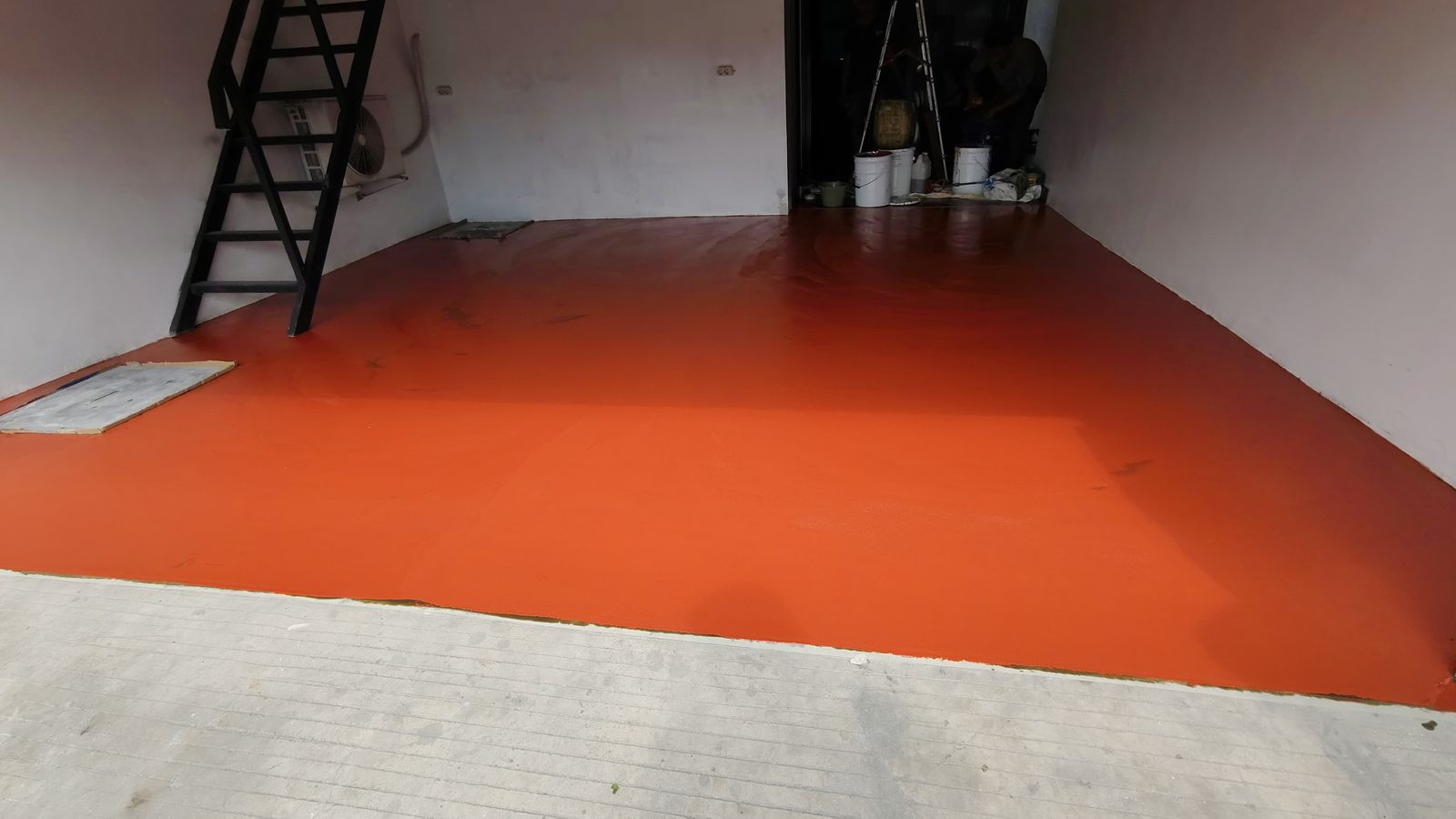 Lantai epoxy oranye di ruang proses Civo Meat n Fish dengan dinding panel insulasi (2/2)