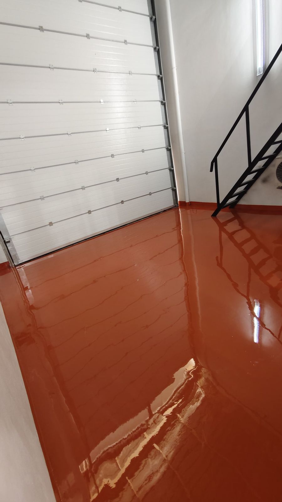 Lantai epoxy oranye di ruang proses Civo Meat n Fish dengan dinding panel insulasi