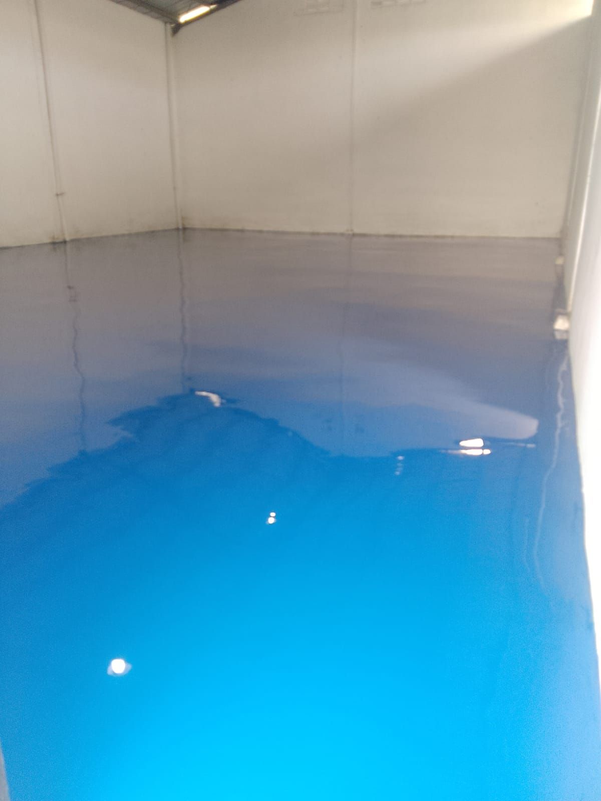 Lantai epoxy hijau di bawah jib crane kuning pada pabrik Daeshin Flange Fitting Industri (3/6)