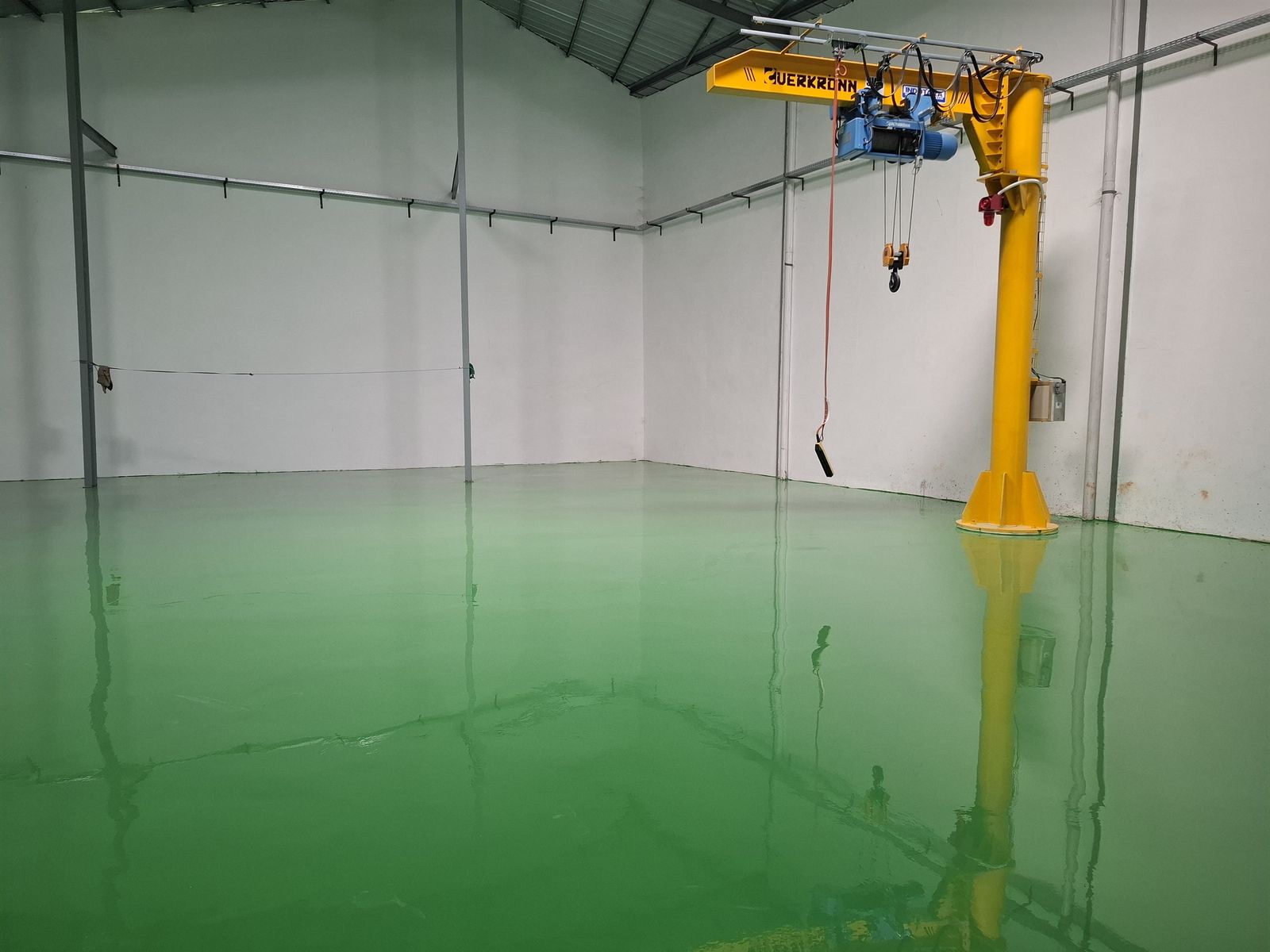 Lantai epoxy hijau di bawah jib crane kuning pada pabrik Daeshin Flange Fitting Industri (5/6)