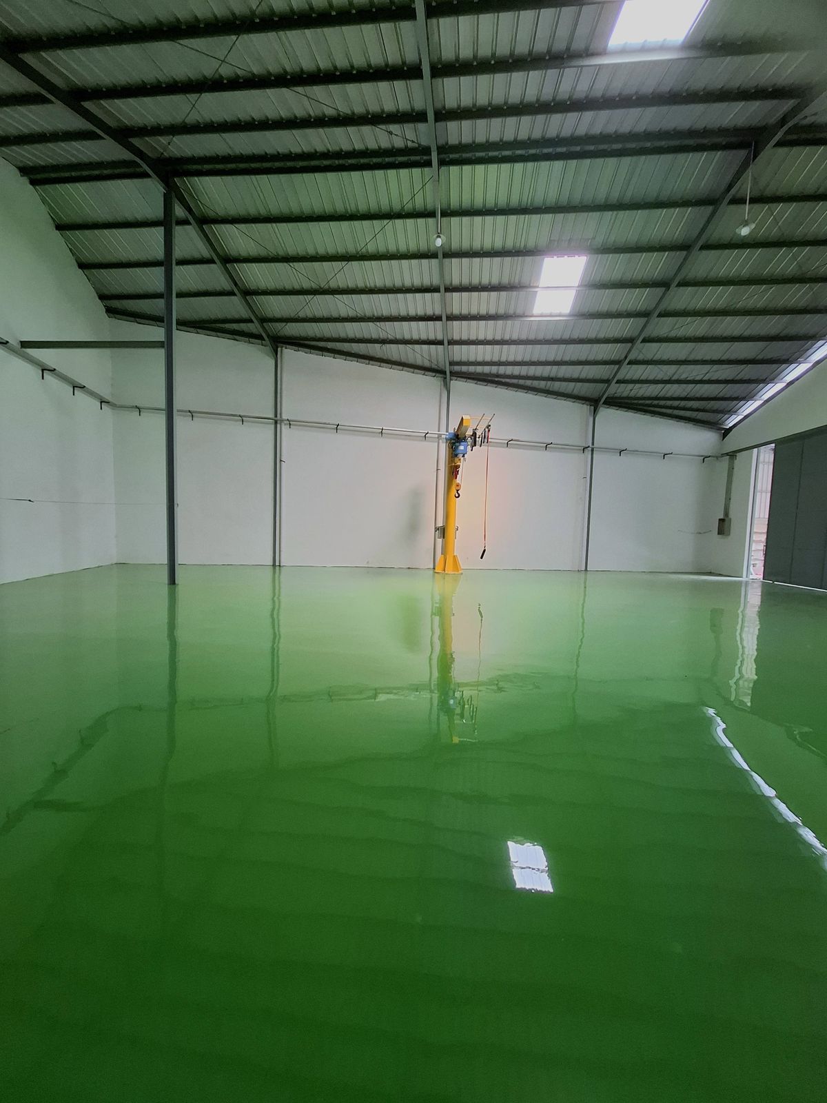 Lantai epoxy hijau di bawah jib crane kuning pada pabrik Daeshin Flange Fitting Industri (6/6)