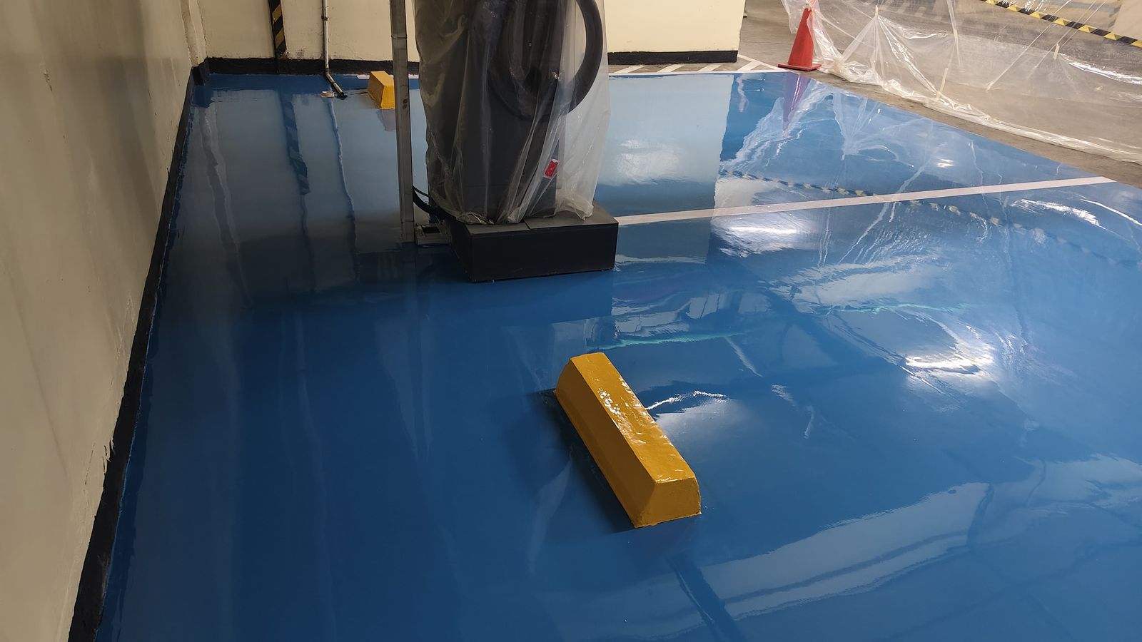 Lantai epoxy biru dengan marka jalur putih di area servis PT Deqha (3/4)