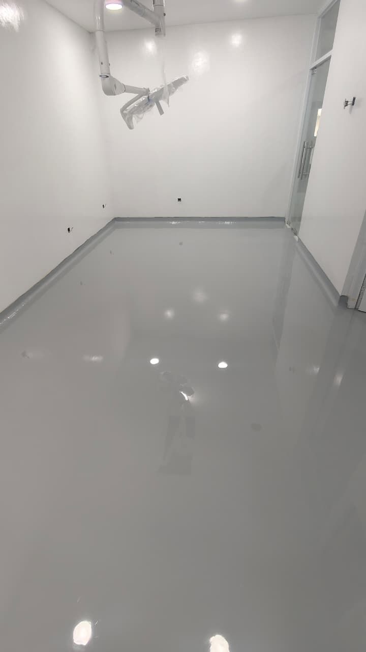 Koridor klinik Dora Medika Utama dengan lantai epoxy abu-abu muda tanpa sambungan (2/3)