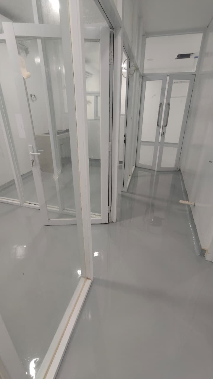 Koridor klinik Dora Medika Utama dengan lantai epoxy abu-abu muda tanpa sambungan (3/3)