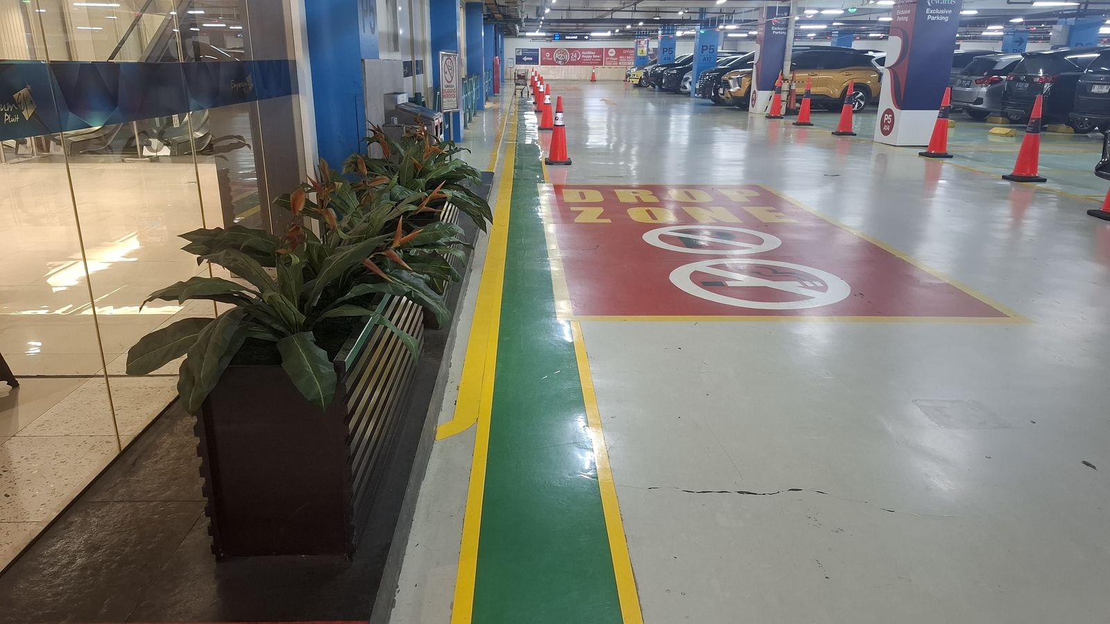 Zona parkir merah di Emporium Pluit dengan rambu lantai dan mobil terparkir (5/12)