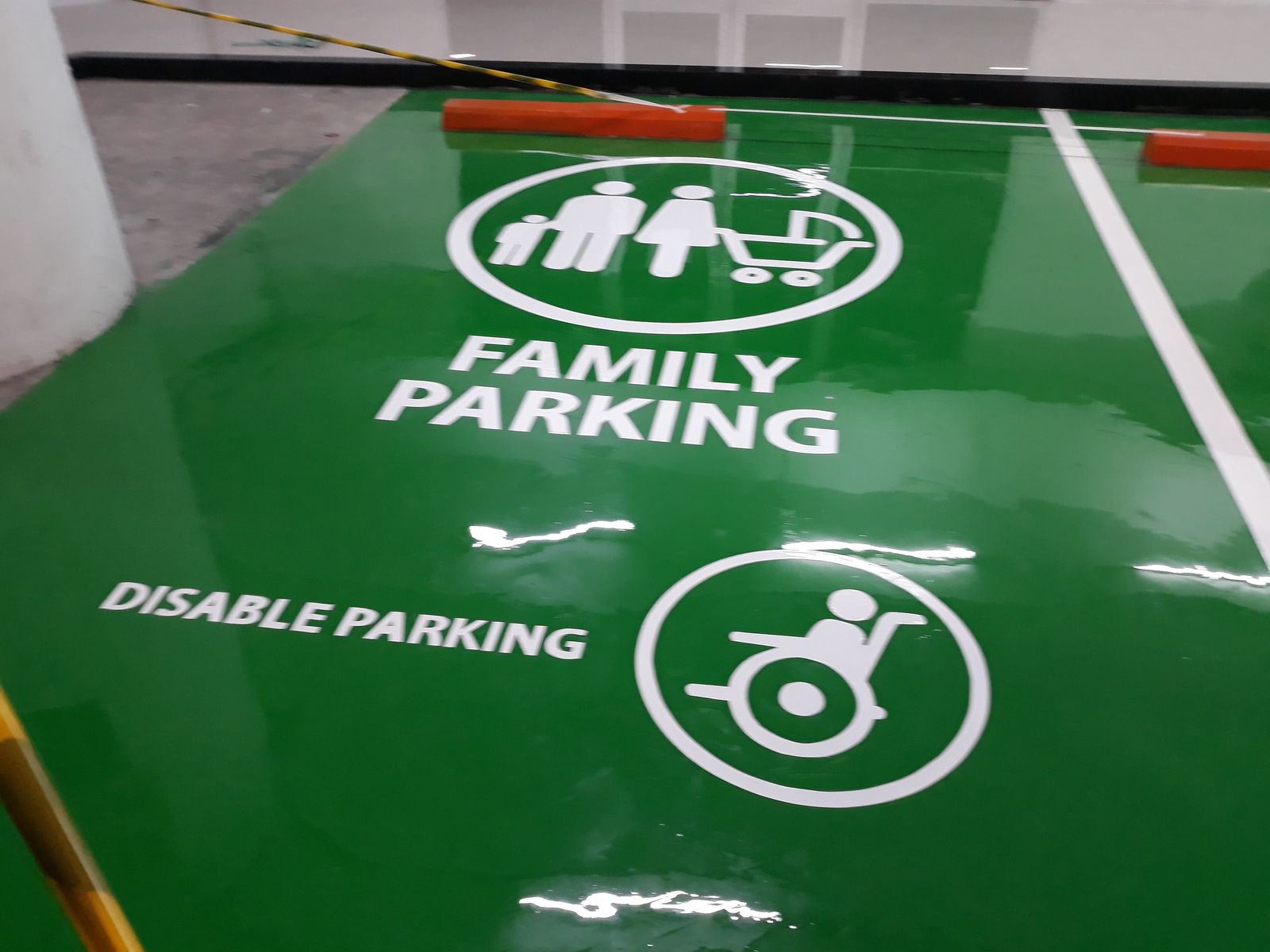 Zona parkir merah di Emporium Pluit dengan rambu lantai dan mobil terparkir (7/12)