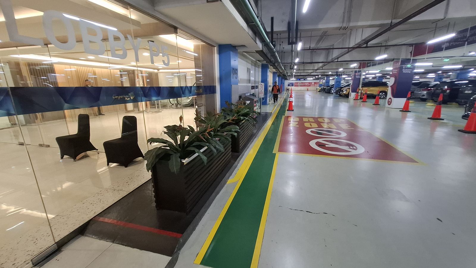 Zona parkir merah di Emporium Pluit dengan rambu lantai dan mobil terparkir (8/12)
