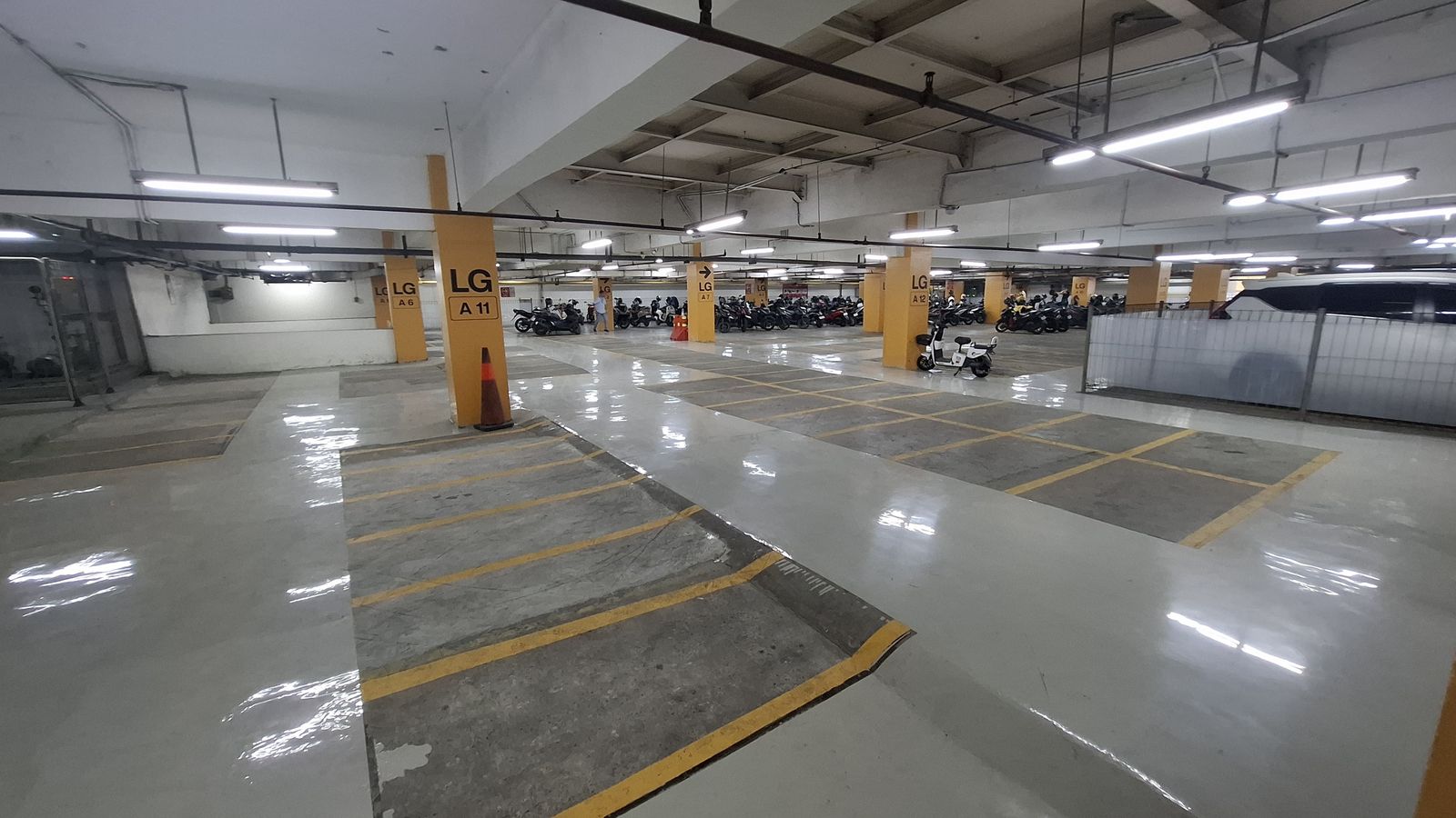 Zona parkir merah di Emporium Pluit dengan rambu lantai dan mobil terparkir (9/12)