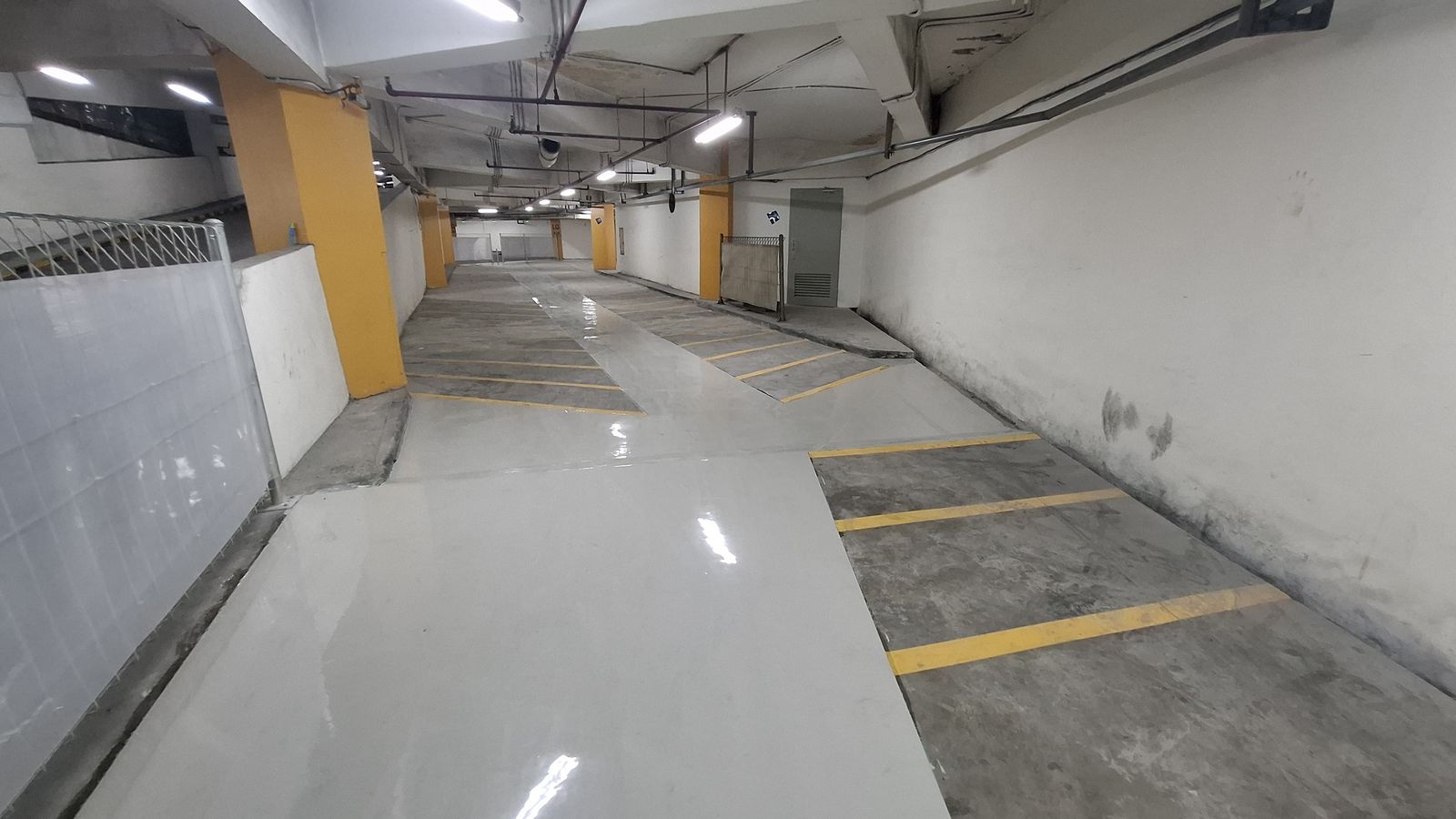 Zona parkir merah di Emporium Pluit dengan rambu lantai dan mobil terparkir (10/12)