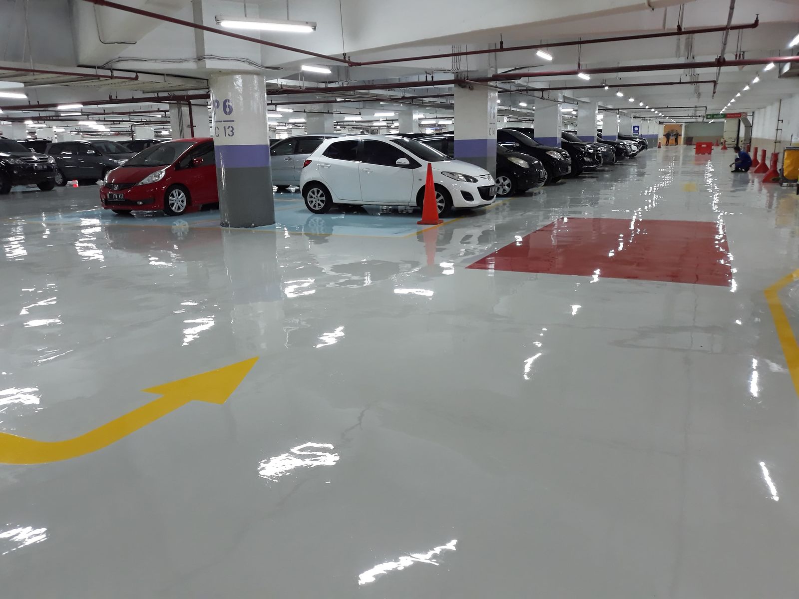 Zona parkir merah di Emporium Pluit dengan rambu lantai dan mobil terparkir (11/12)