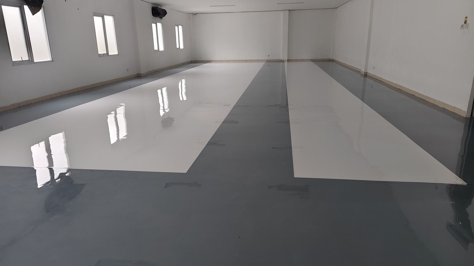 Lantai epoxy dua warna, putih dan abu-abu, di ruang produksi Fuji Kensetsu (2/4)