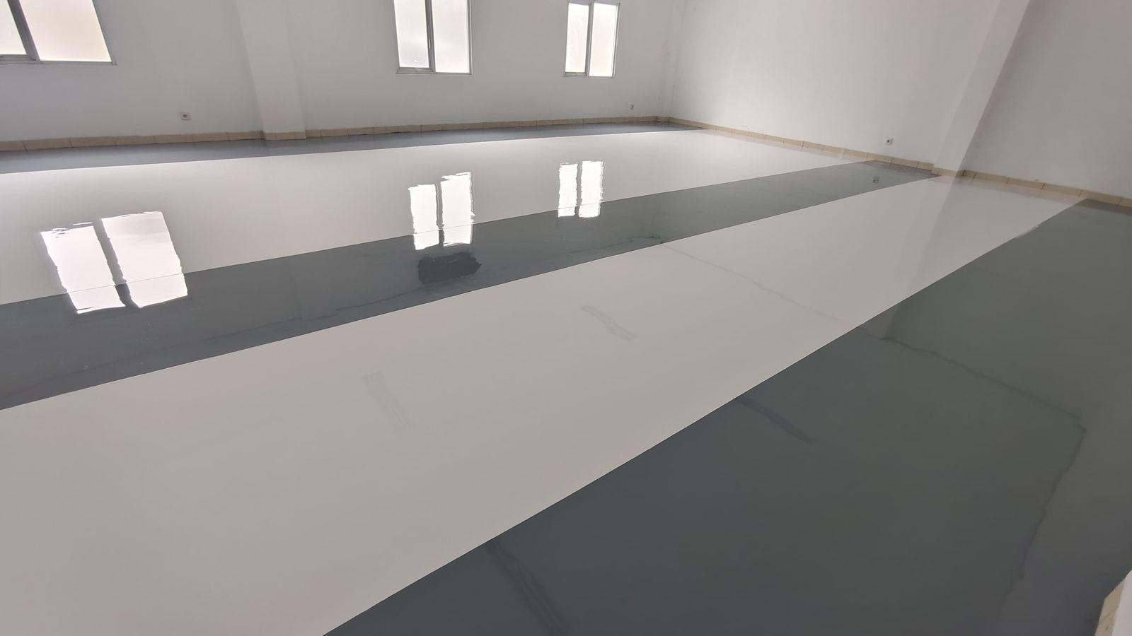 Lantai epoxy dua warna, putih dan abu-abu, di ruang produksi Fuji Kensetsu (3/4)