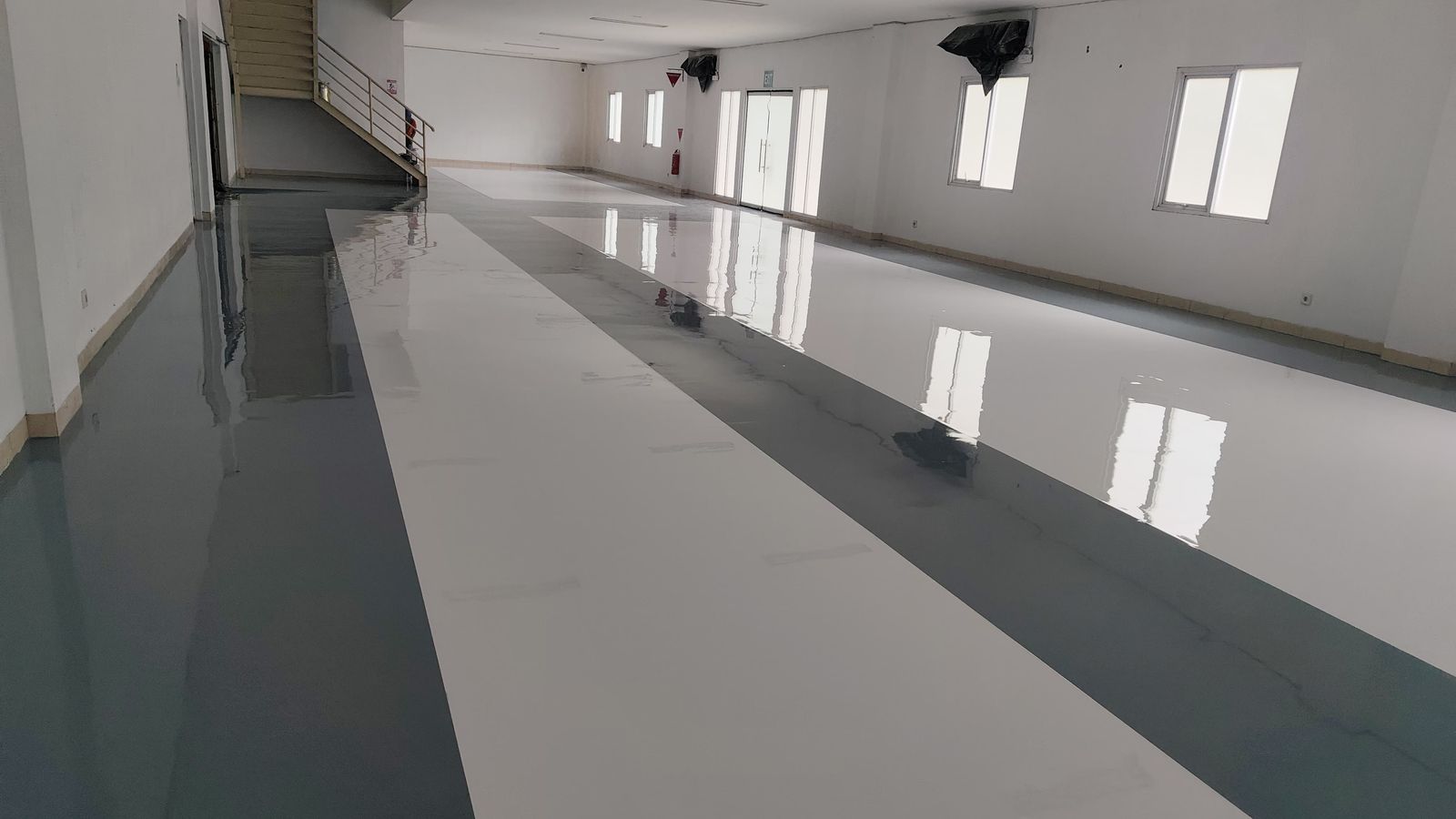 Lantai epoxy dua warna, putih dan abu-abu, di ruang produksi Fuji Kensetsu (4/4)