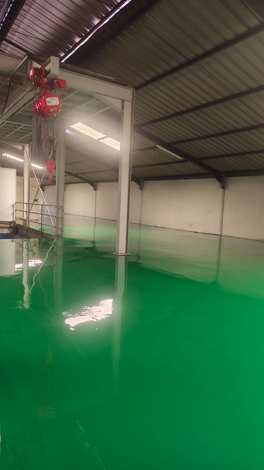 Ruang produksi G&G Soes dengan lantai epoxy hijau mengilap di antara deretan kolom (2/4)