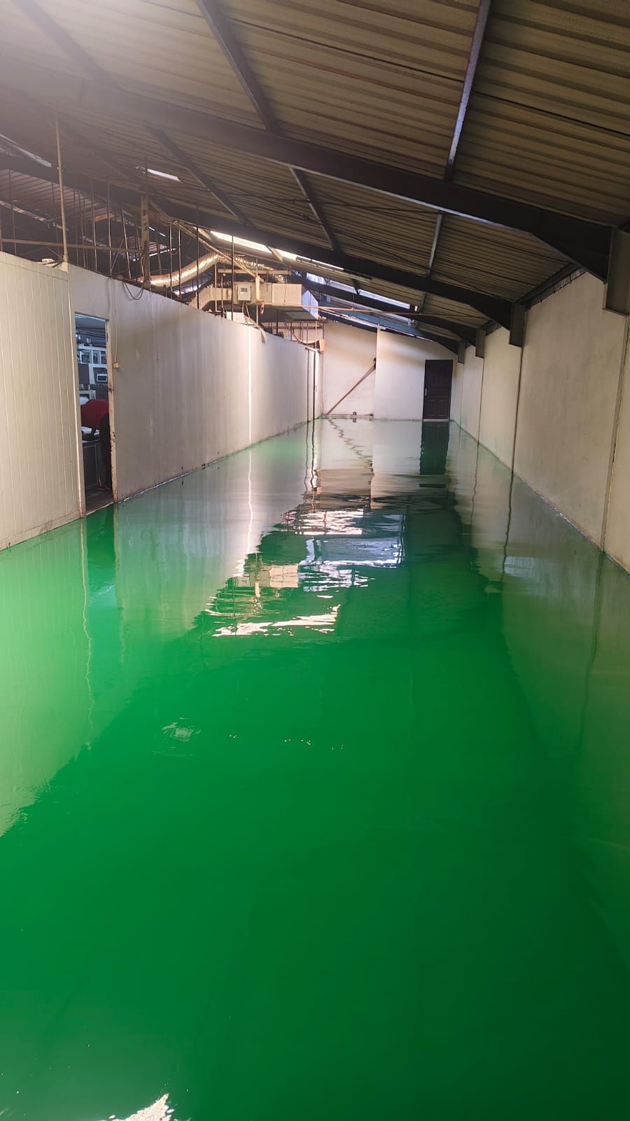 Ruang produksi G&G Soes dengan lantai epoxy hijau mengilap di antara deretan kolom (3/4)