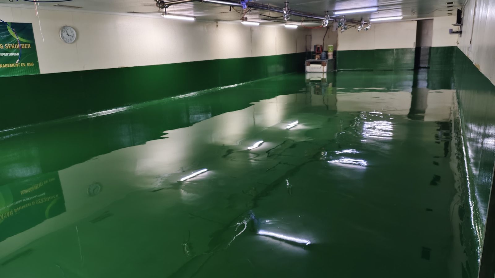 Ruang produksi G&G Soes dengan lantai epoxy hijau mengilap di antara deretan kolom