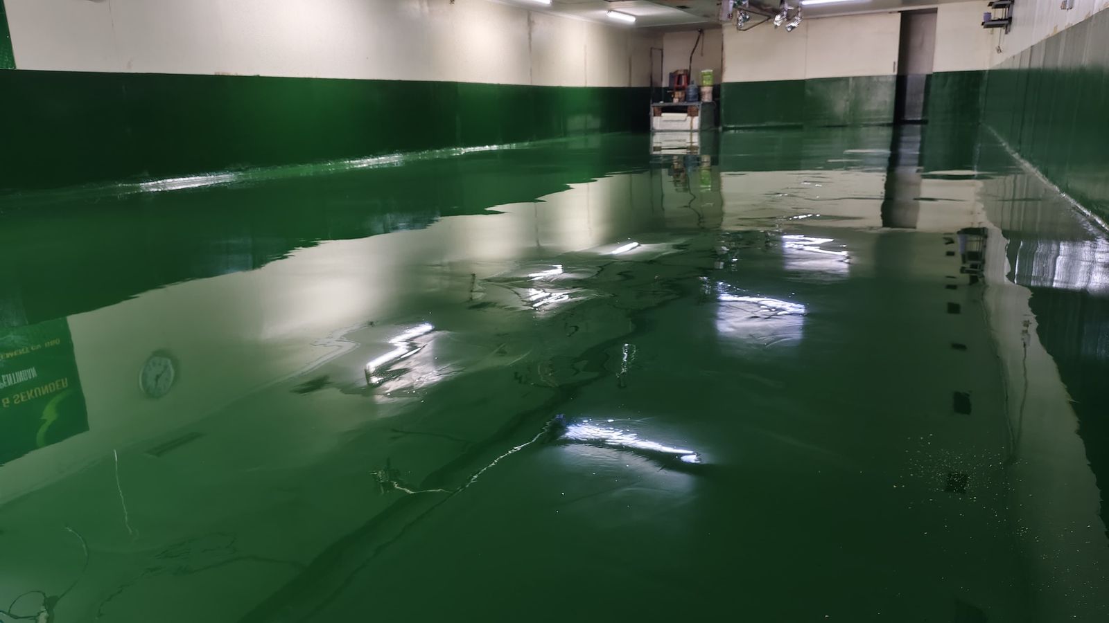 Ruang produksi G&G Soes dengan lantai epoxy hijau mengilap di antara deretan kolom (4/4)